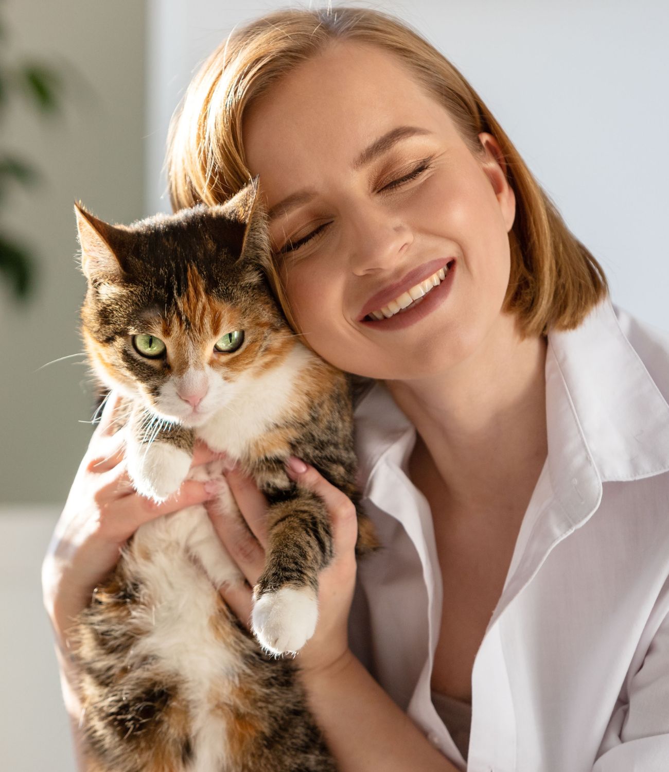 mujer feliz porque su gato dejó de orinar por fuera del arenero